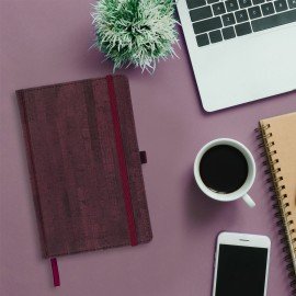 Ежедневник недатированный А5 (138x213 мм) BRAUBERG "Wood", кожзам, резинка, 136 л., бордовый, 111675