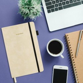 Блокнот А5 138x213 мм BRAUBERG Velvet, резинка, держатель, 80 л., клетка, бежевый, 116240