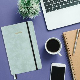 Блокнот А5 138x213мм BRAUBERG Velvet, резинка, держатель, 80л, клетка, серо-голубой, 116241